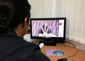 Cei trei bărbați acuzați de trafic de minori, pornografie infantilă și șantaj în fața instanței Curții de Apel Oradea 