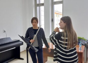 Profesoara care de 12 ani vine de la Viena la Oradea să țină cursuri de măiestrie spune că unii elevi au evoluție fabuloasă, iar nivelul lor este comparabil cu cel al studenților universităților vestice. „Nu obișnuiesc să exagerez, dar ceea ce s-a realizat aici, la Universitatea din Oradea, nu pot descrie în cuvinte„