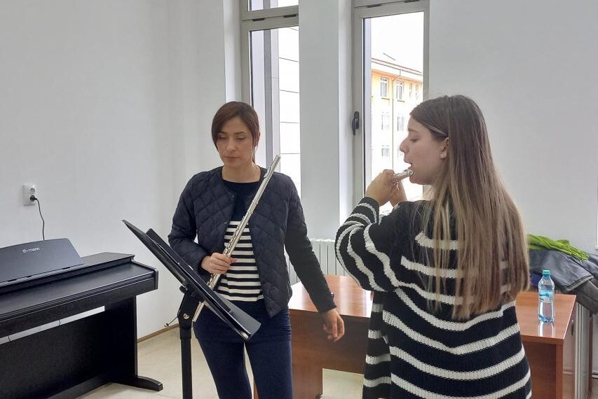 Profesoara care de 12 ani vine de la Viena la Oradea să țină cursuri de măiestrie spune că unii elevi au evoluție fabuloasă, iar nivelul lor este comparabil cu cel al studenților universităților vestice. „Nu obișnuiesc să exagerez, dar ceea ce s-a realizat aici, la Universitatea din Oradea, nu pot descrie în cuvinte„