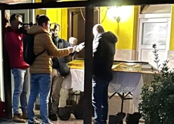 Protest în fața Primăriei Tinca. A dus mortul cu sicriul să-l îngroape aleșii care i-au mărit impozitele