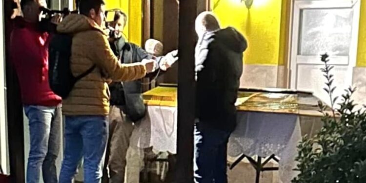 Protest în fața Primăriei Tinca. A dus mortul cu sicriul să-l îngroape aleșii care i-au mărit impozitele