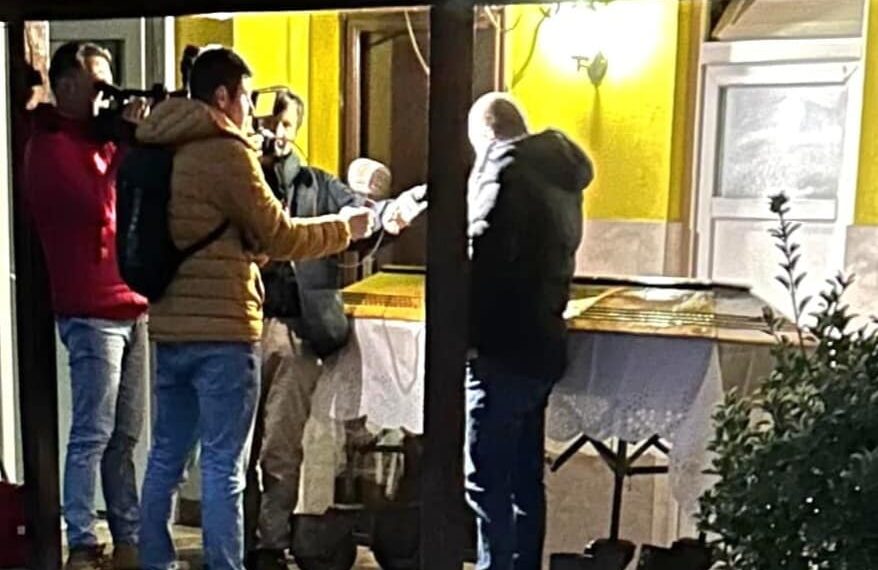 Protest în fața Primăriei Tinca. A dus mortul cu sicriul să-l îngroape aleșii care i-au mărit impozitele