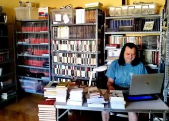 Reclamat la Asociația de proprietari că are prea multe cărți în casă și s-ar putea dărâma blocul