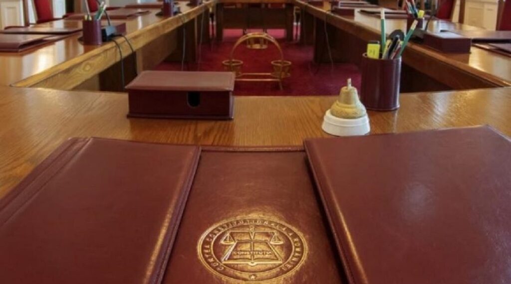 Dispozițiile referitoare la persoanele ce urmează să aibă acces la informațiile clasificate nu reprezintă impedimente de natură să afecteze drepturile și libertățile constituționale