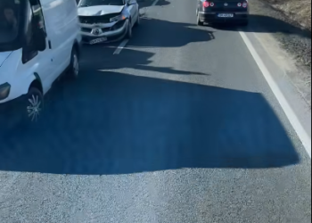 Carambol cu cinci mașini: două autoturisme și trei autoutilitare. Trafic pe o bandă pe DN 79