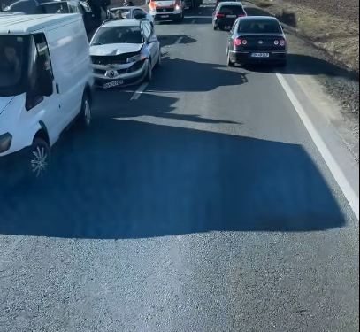 Carambol cu cinci mașini: două autoturisme și trei autoutilitare. Trafic pe o bandă pe DN 79
