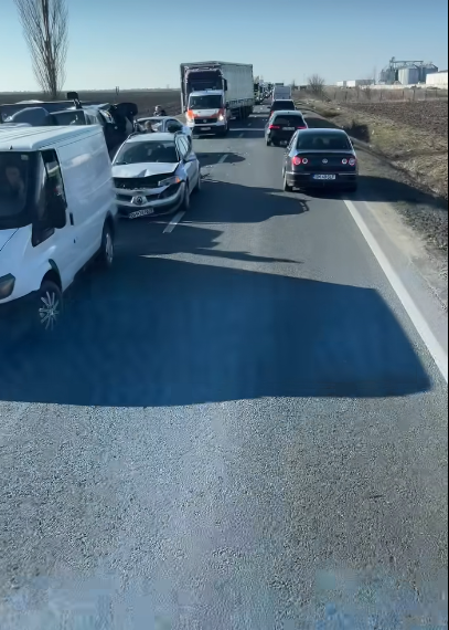 Carambol cu cinci mașini: două autoturisme și trei autoutilitare. Trafic pe o bandă pe DN 79