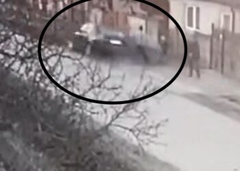 Bărbatul care ar fi vrut să-și omoare un consătean, care își ducea copilul de 2 ani în brațe, cu mașina rămâne în arest