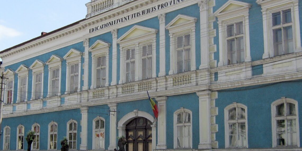 Cum arăta clasa de mate-fizică de la Samuil Vulcan Beiuș, promoția 85, din care a făcut parte și rectorul Abrudan, de la U Transilvania: Marius Moisescu, dublu premiat la națională, Matematică, dr. Călin Moș, olimpicul la mate Horia Ban, Vladimir Martinov, specialist în programare, Silicon Valley, dr. Felix Lerințiu, anatomo-patolog, Franța…