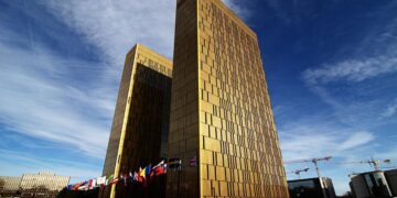 Statele membre care doresc să mențină vechile autorizații pentru aceste arme pot să o facă și pentru armele transformate în arme cu muniție oarbă