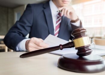 Posibilitatea executorului judecătoresc de a proceda la actualizarea în funcţie de rata inflaţiei a valorii obligaţiei cuprinse în titlul executoriu ce a fost stabilită în euro | Jurisprudență ÎCCJ