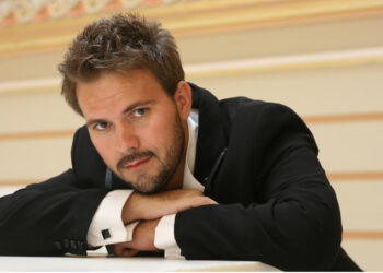 Crescut în zona militară, orădeanul care conduce Opera Națională Română din Cluj-Napoca povestește cum un disc pentru pickup cu „Traviata” , cu Virginia Zeani i-a schimbat viața