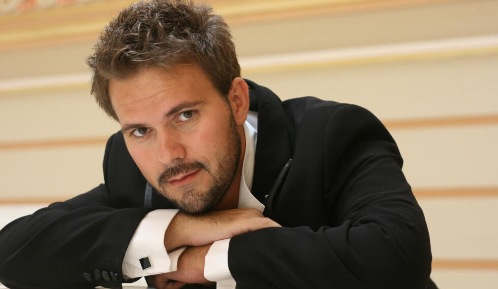 Crescut în zona militară, orădeanul care conduce Opera Națională Română din Cluj-Napoca povestește cum un disc pentru pickup cu „Traviata” , cu Virginia Zeani i-a schimbat viața