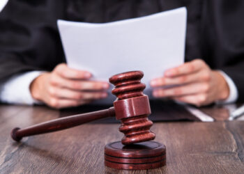 Dispozițiile referitoare la judecătorul care a pronunțat o încheiere interlocutorie sau o hotărâre prin care s-a soluționat cauza nu poate judeca aceeași pricină în apel, recurs, contestație în anulare sau revizuire sunt constituționale