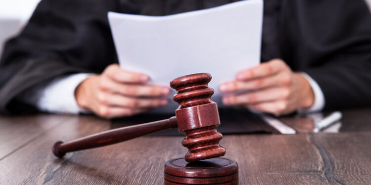 Dispozițiile referitoare la judecătorul care a pronunțat o încheiere interlocutorie sau o hotărâre prin care s-a soluționat cauza nu poate judeca aceeași pricină în apel, recurs, contestație în anulare sau revizuire sunt constituționale