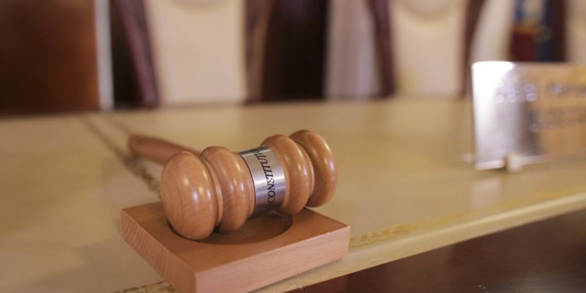 Procesele în curs de judecată, precum și executările silite începute sub legea veche rămân supuse acelei legi | Decizia CCR