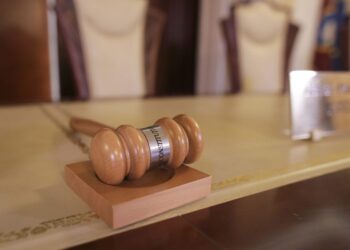 Procesele în curs de judecată, precum și executările silite începute sub legea veche rămân supuse acelei legi | Decizia CCR