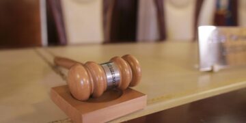 Procesele în curs de judecată, precum și executările silite începute sub legea veche rămân supuse acelei legi | Decizia CCR