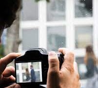 Tipicitatea infracţiunii de violare a vieţii private nu este condiţionată de deţinerea unor sunete, convorbiri ori imagini realizate fără drept | Jurisprudență ÎCCJ