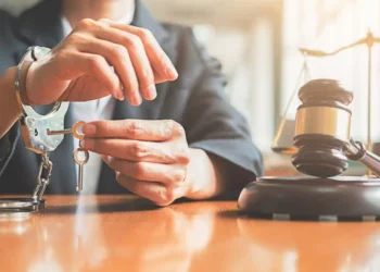 Recunoaşterea pe cale incidentală a unei hotărâri judecătoreşti străine în cadrul unei cereri de reabilitare | Practică neunitară
