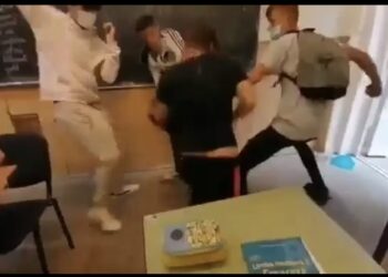 Elevii unui colegiu din Oradea trebuie să-și plătească daune morale după ce s-au bătut în clasă de față cu diriginta