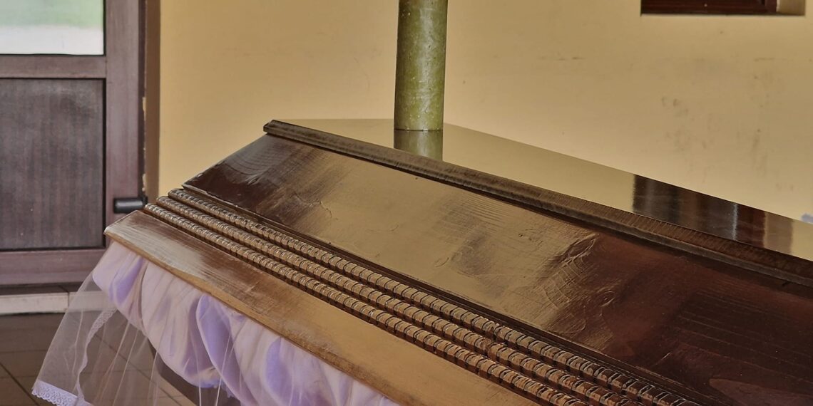 De 5 ore, Viorel Pașca stă cu sicriul cu un decedat în fața capelei din Tinca. Primăria nu vrea să-i permită intrarea fiindcă nu ar mai avea locuri în cimitir