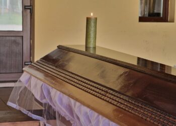 De 5 ore, Viorel Pașca stă cu sicriul cu un decedat în fața capelei din Tinca. Primăria nu vrea să-i permită intrarea fiindcă nu ar mai avea locuri în cimitir