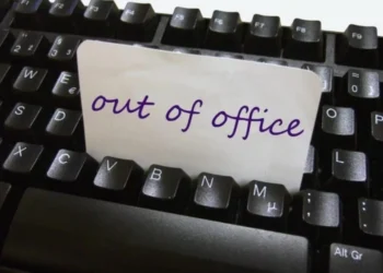 Reprezintă discriminare aplicarea neunitară a prevederilor legale referitoare la acordarea concediului de risc maternal în cazul avocatelor