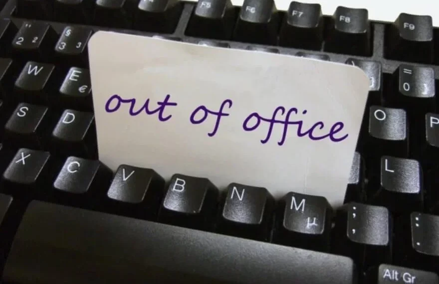 Reprezintă discriminare aplicarea neunitară a prevederilor legale referitoare la acordarea concediului de risc maternal în cazul avocatelor