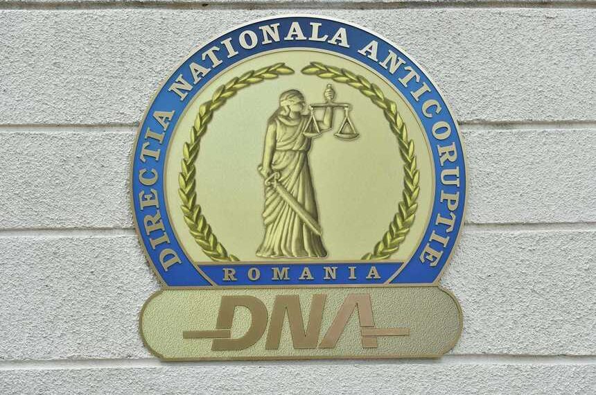 Avocat reținut după ce și-ar fi însușit nelegal bunurile imobile ale unor persoane decedate