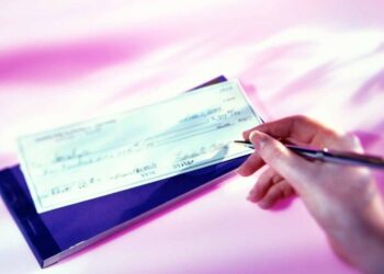 Dispozițiile referitoare la cazul în care creditorul, din culpa sa, a lăsat să treacă 6 luni fără să îndeplinească un act sau demers necesar executării silite, ce i-a fost solicitat, în scris, de către executorul judecătoresc sunt constituționale