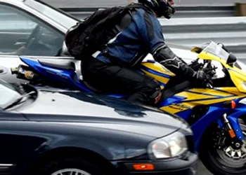 CCR a decis: permisele de conducere eliberate pentru categoria B sunt valabile pentru motociclete cu condiția ca deținătorii permiselor să aibă vârsta minimă de 24 de ani împliniți și permisul categoria B obținut cu cel puțin doi ani în urmă