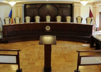 Dispozițiile referitoare la contestația formulată de procuror împotriva încheierii prin care s-a dispus revocarea unei măsuri preventive sau înlocuirea unei măsuri preventive cu o altă măsură preventivă sunt constituționale