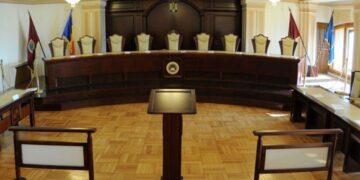 Dispozițiile referitoare la contestația formulată de procuror împotriva încheierii prin care s-a dispus revocarea unei măsuri preventive sau înlocuirea unei măsuri preventive cu o altă măsură preventivă sunt constituționale