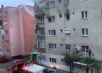 Incendiu la un bloc de locuințe din Aleșd