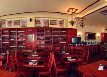 Patronul unui cunoscut lanț de restaurante a concediat toți angajații asiatici: Nu se spală pe mâini. Pentru ei, a trăi cu un gândac e parte din viața lor normală!