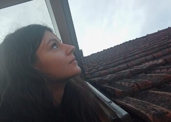 Cine e Laura Drăghiciu, tânăra care a emigrat din America și e studentă la Oradea. Azi se prezintă într-o expoziție