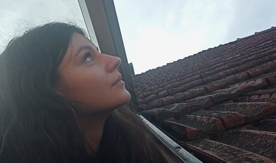 Cine e Laura Drăghiciu, tânăra care a emigrat din America și e studentă la Oradea. Azi se prezintă într-o expoziție