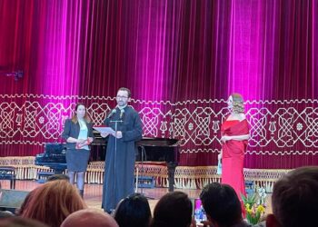 Preotul cu activitate legislativă Laurențiu Lazăr, președintele Asociatia Filantropia Oradea și al Fundației Trei Ierarhi, Premiul pentru asistentul social din domeniul protecţiei şi promovării drepturilor persoanelor cu dizabilităţi la Gala Naţională a Excelenţei în Asistenţa Socială