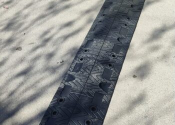 La Lugașu de Jos a început montarea limitatoarelor de viteză în zonele cu școli și pe străzile intens circulate