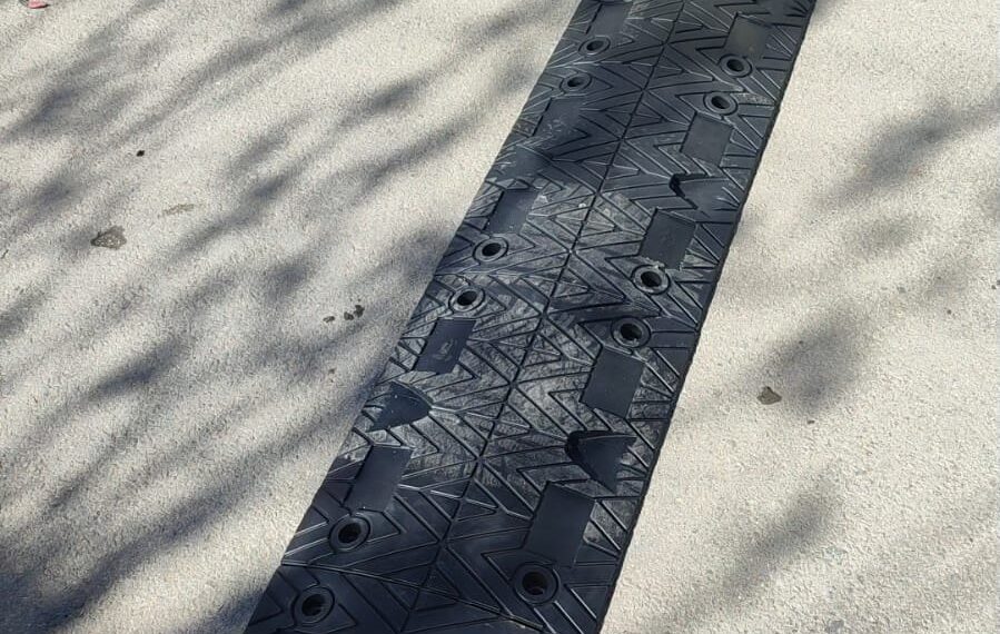 La Lugașu de Jos a început montarea limitatoarelor de viteză în zonele cu școli și pe străzile intens circulate