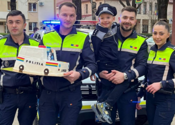 Copilul care își dorește să devină polițist și are și propria uniformă, petrecere -surpriză. Cu poliția la ușă