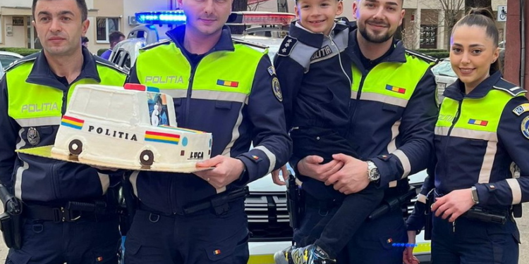 Copilul care își  dorește să devină polițist și are și propria uniformă, petrecere -surpriză. Cu poliția la ușă