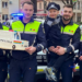 Copilul care își dorește să devină polițist și are și propria uniformă, petrecere -surpriză. Cu poliția la ușă