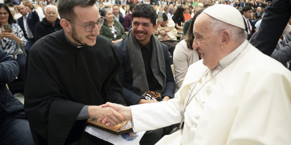 Preotul bihorean care i-a dus Papei scrisoarea  unui copil de aproape 5 ani, Francisc, numit așa în cinstea vizitei Sanctității Sale în România