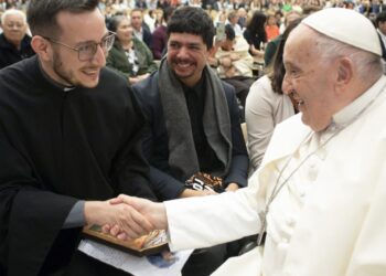 Preotul bihorean care i-a dus Papei scrisoarea unui copil de aproape 5 ani, Francisc, numit așa în cinstea vizitei Sanctității Sale în România