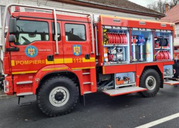 Doi copii, de un an și doi ani, blocați într-o mașină pe o stradă din Oradea