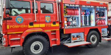 Doi copii, de un an și doi ani, blocați într-o mașină pe o stradă din Oradea