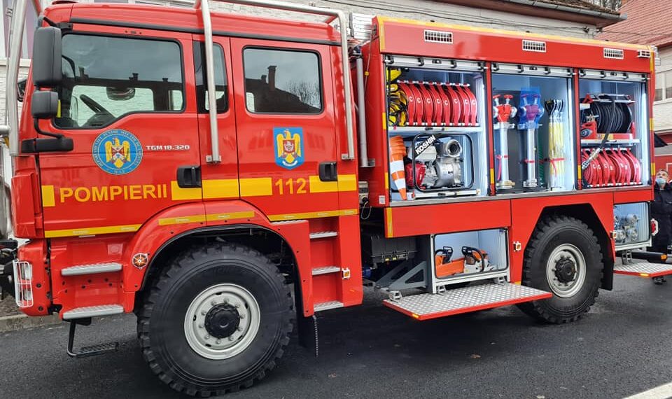 Doi copii, de un an și doi ani, blocați într-o mașină pe o stradă din Oradea