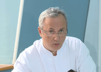 Chirurg cercetat pentru purtare abuzivă după ce a înțepat un coleg cu electrocauterul scos din plaga unei paciente cu hepatită. Este soțul consiliere prezidențiale